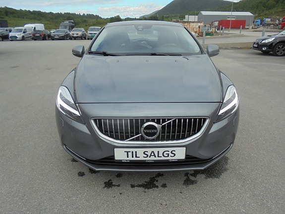 Volvo V40 2 of 5