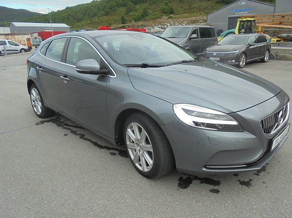 Volvo V40 3 of 5