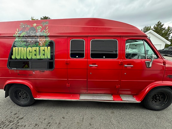Chevrolet Van 3 of 5