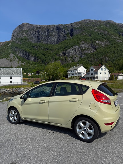 Ford Fiesta 2 of 5