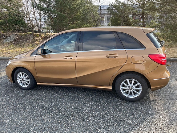 Mercedes-Benz B180 3 of 5
