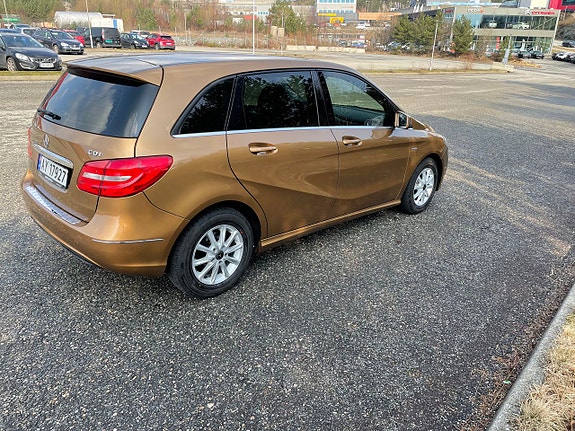 Mercedes-Benz B180 4 of 5