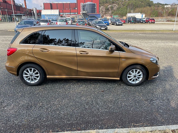Mercedes-Benz B180 2 of 5