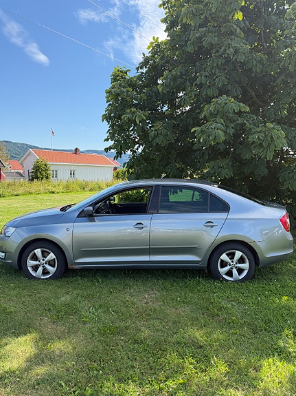 Skoda Rapid 2 of 5