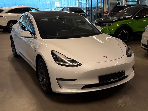 Tesla Model 3 4 of 5