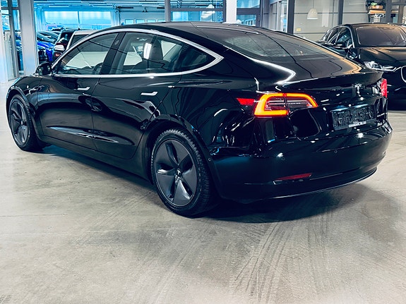 Tesla Model 3 4 of 5