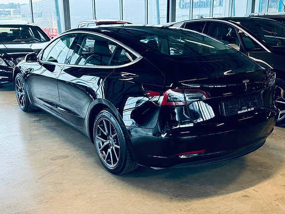 Tesla Model 3 4 of 5