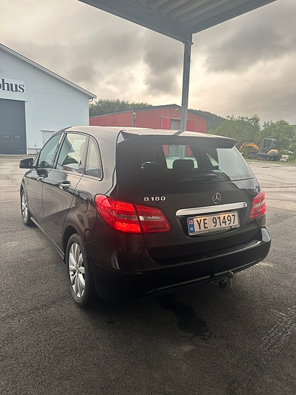 Mercedes-Benz B180 3 of 5