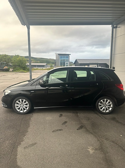 Mercedes-Benz B180 2 of 5
