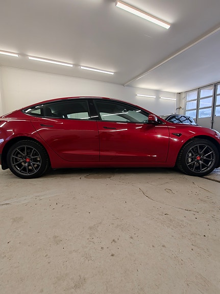 Tesla Model 3 4 of 5
