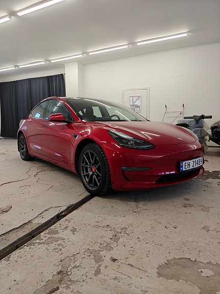 Tesla Model 3 2 of 5