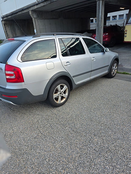 Skoda Octavia Scout 3 of 5