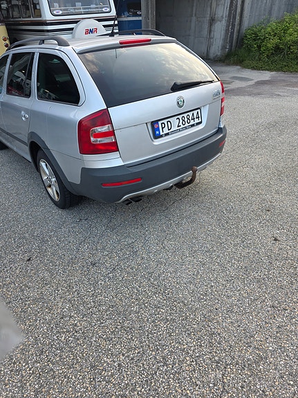 Skoda Octavia Scout 2 of 5