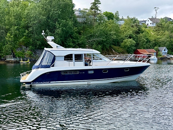 Aquador 32 C | Yanmar 370hk aksling | Topputstyrt helårsbåt 3 of 5