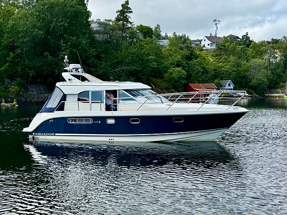 Aquador 32 C | Yanmar 370hk aksling | Topputstyrt helårsbåt 4 of 5