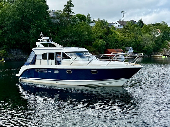Aquador 32 C | Yanmar 370hk aksling | Topputstyrt helårsbåt 5 of 5
