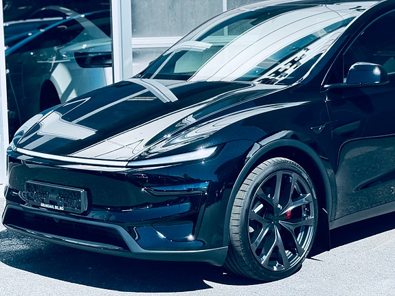 Tesla Model Y 5 of 5