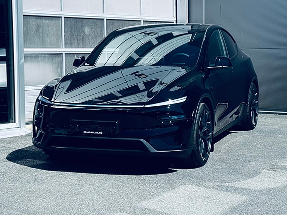 Tesla Model Y 3 of 5
