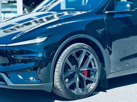 Tesla Model Y 4 of 5