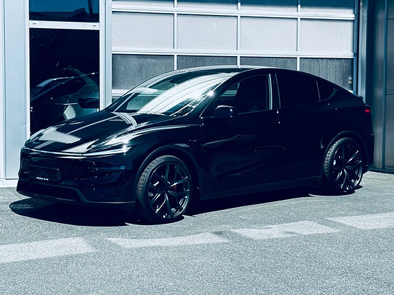 Tesla Model Y 2 of 5