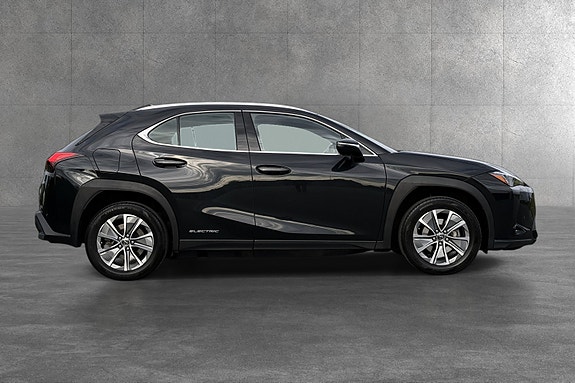 Lexus UX300e 3 of 5