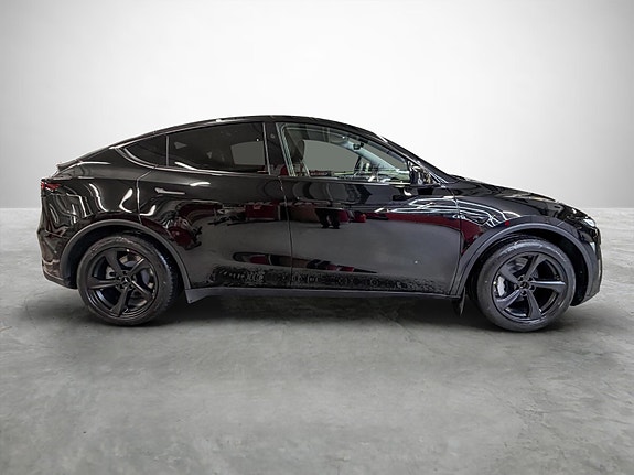 Tesla Model Y 5 of 5