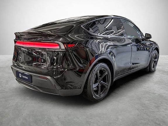 Tesla Model Y 4 of 5