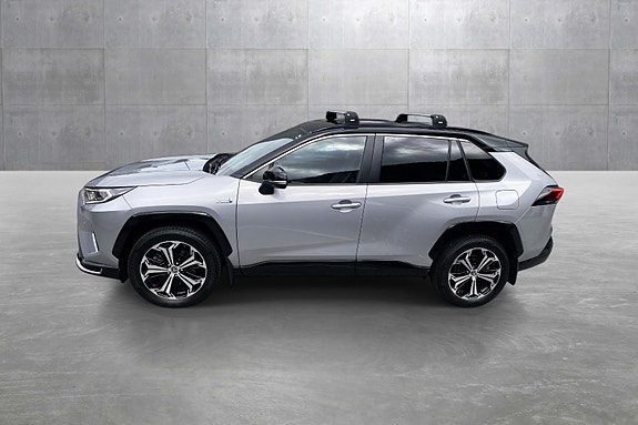 Toyota RAV4 Plug-in Hybrid 2 of 5
