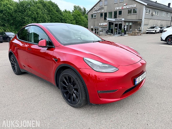 Tesla Model Y 3 of 5