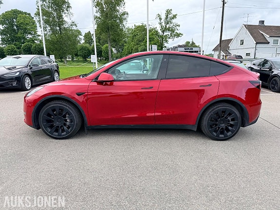Tesla Model Y 4 of 5