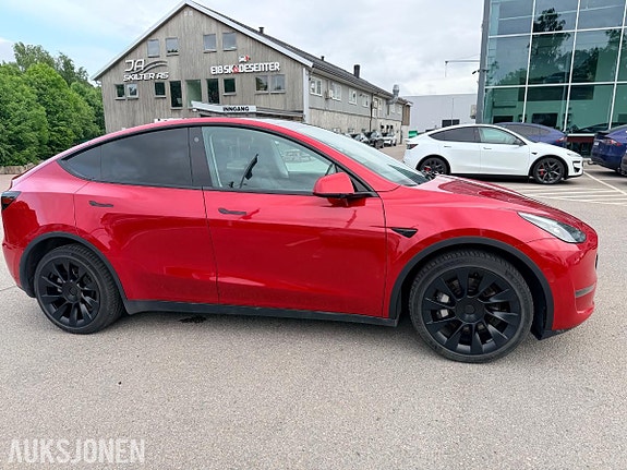 Tesla Model Y 5 of 5