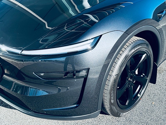 Tesla Model Y 3 of 5