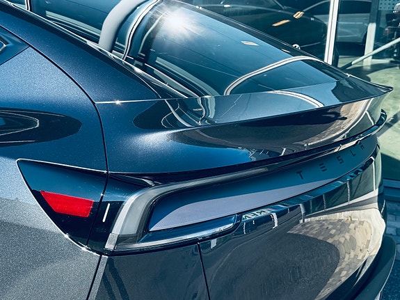 Tesla Model Y 4 of 5