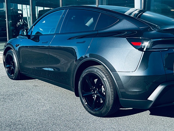 Tesla Model Y 5 of 5