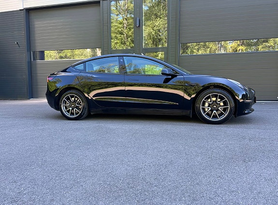 Tesla Model 3 2 of 5