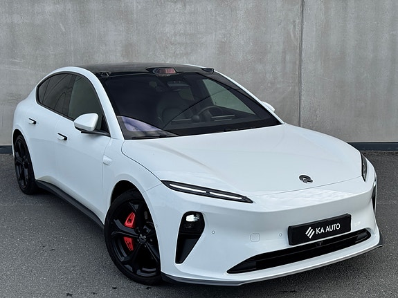 NIO ET5 3 of 5