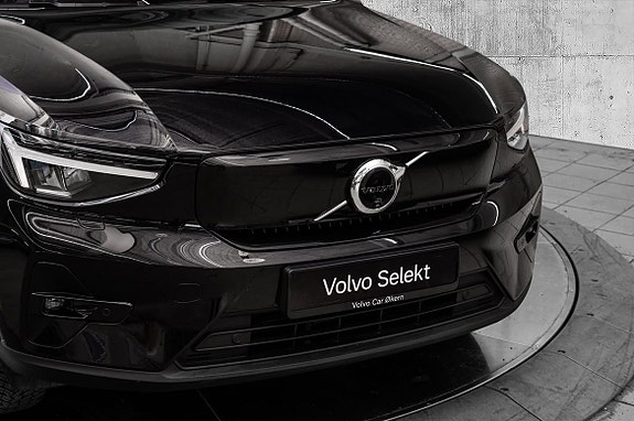 Volvo XC40 2 of 30