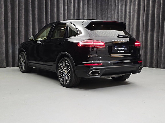 Porsche Cayenne 5 of 5