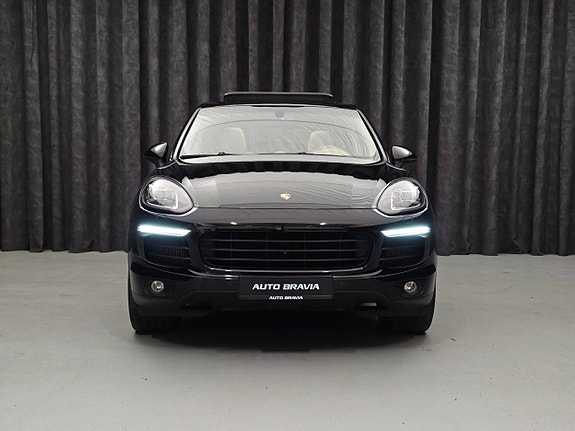 Porsche Cayenne 2 of 5