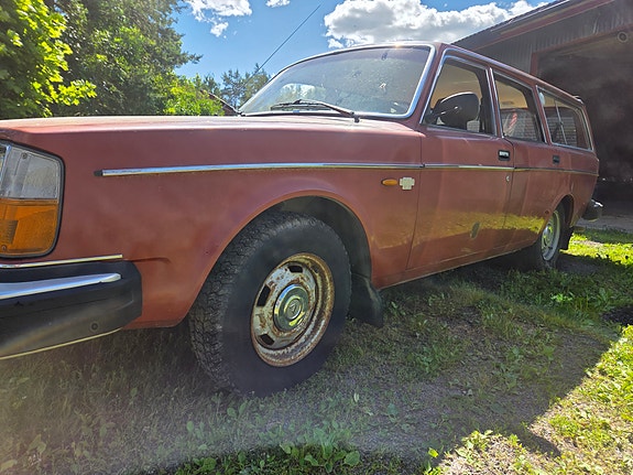 Volvo 240 2 of 5