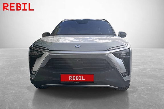NIO ES8 2 of 5