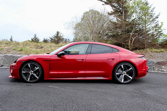 Porsche Taycan 3 of 5