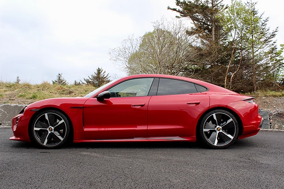 Porsche Taycan 17 of 30