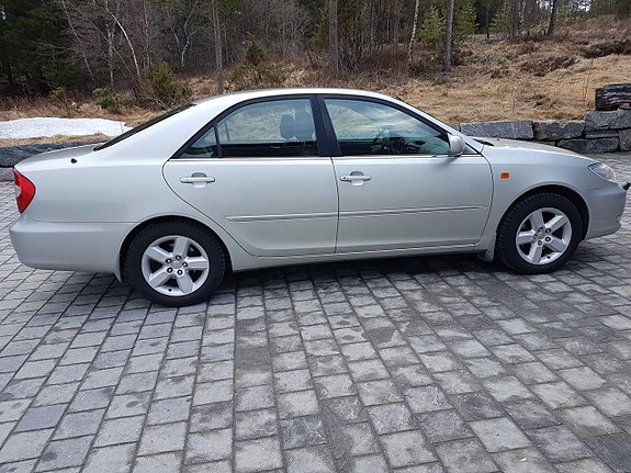 Toyota Camry 3 of 5