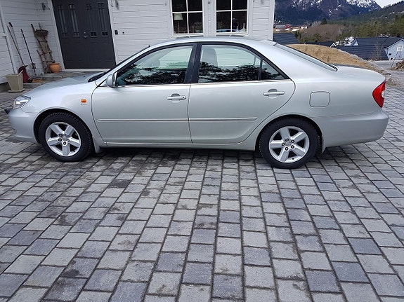Toyota Camry 5 of 5