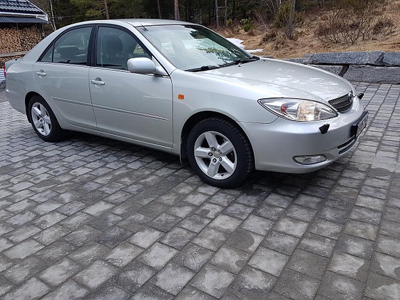 Toyota Camry 2 of 5
