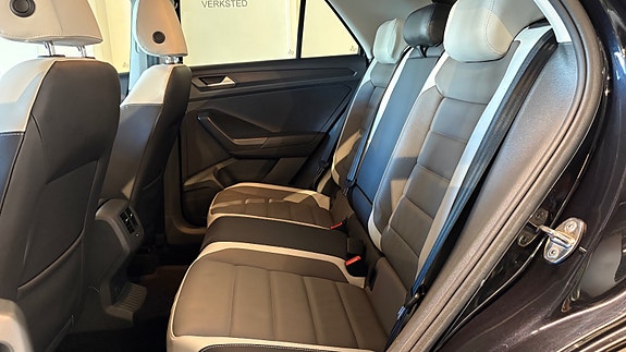 Volkswagen T-Roc 26 of 30