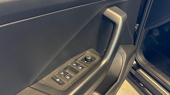 Volkswagen T-Roc 6 of 30