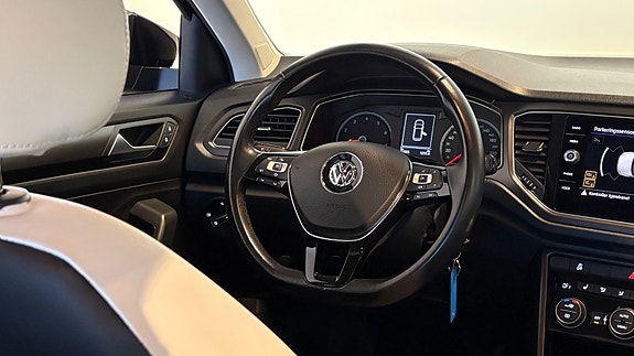 Volkswagen T-Roc 14 of 30