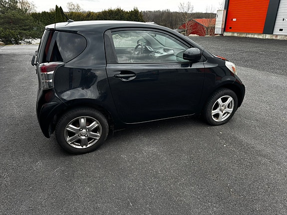 Toyota IQ 3 of 5